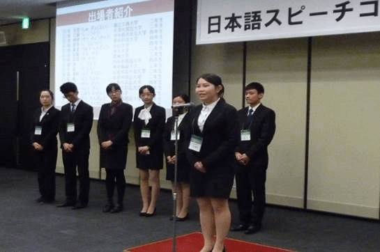 演讲伊始落落大方介绍自己的冯楚婷(二)