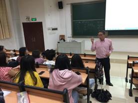 陆生教授在为同学们分析泰语词汇的语音变化