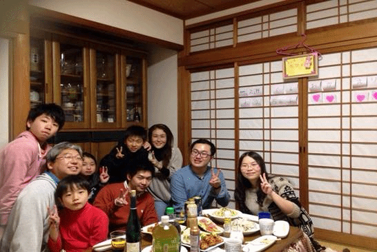 冯楚婷与神户寄宿家庭的合照